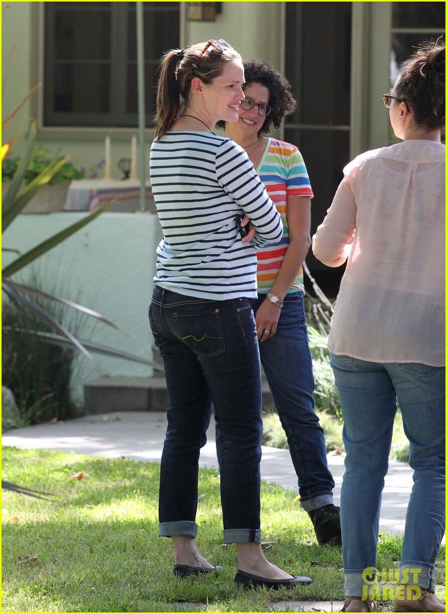 Гарнер заехала к друзьям за девочками. Фото