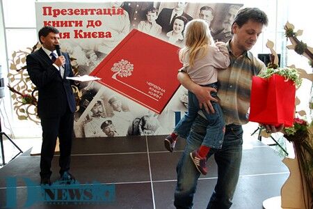 "Негарні аспірантки" влаштували Табачнику дефіле