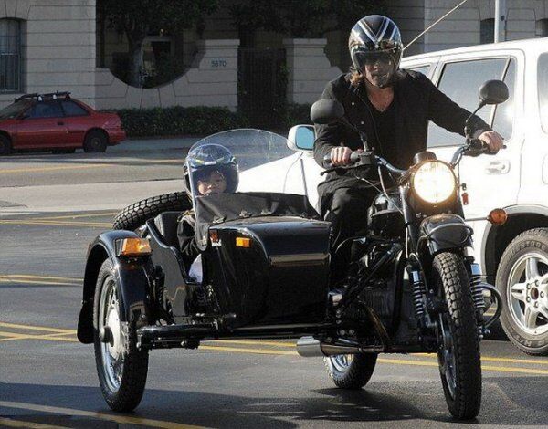 "Терминатор" оброс бородой и снова сел на мотоцикл. Фото