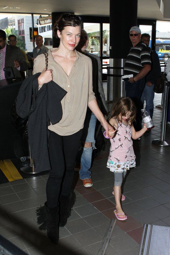 Йовович приготовилась к вылету. Фото