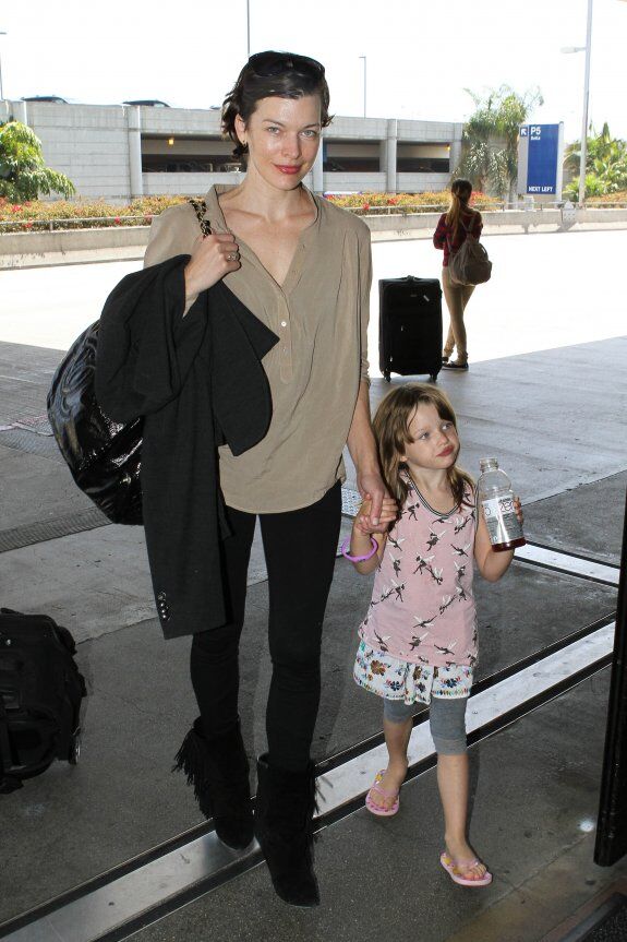 Йовович приготовилась к вылету. Фото