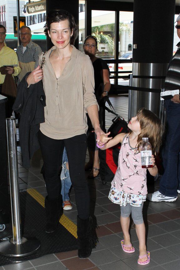 Йовович приготовилась к вылету. Фото