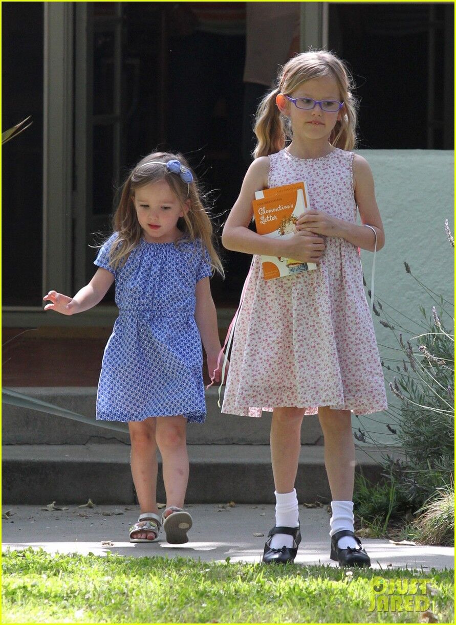 Гарнер заехала к друзьям за девочками. Фото