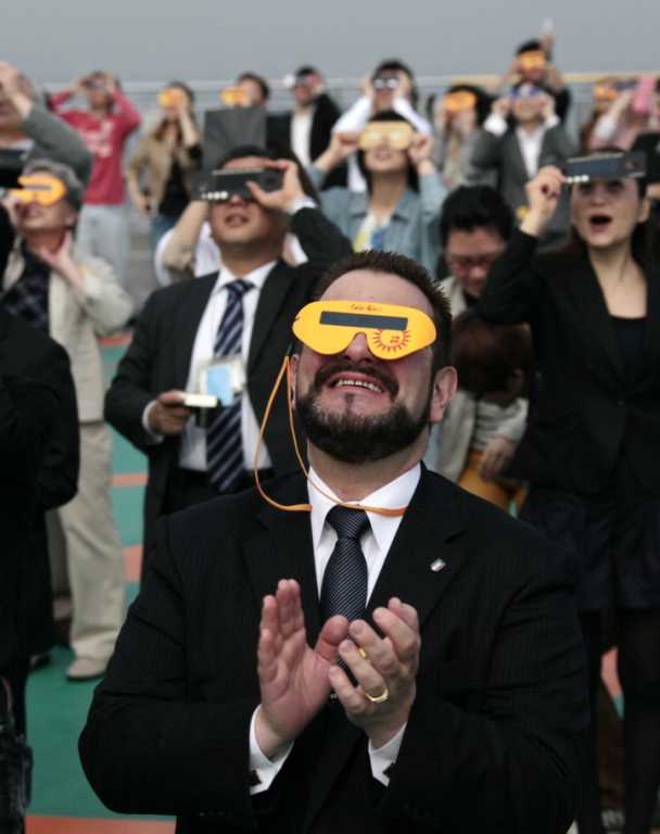 80 млн японців спостерігали кільцеподібне сонячне затемнення. Фото