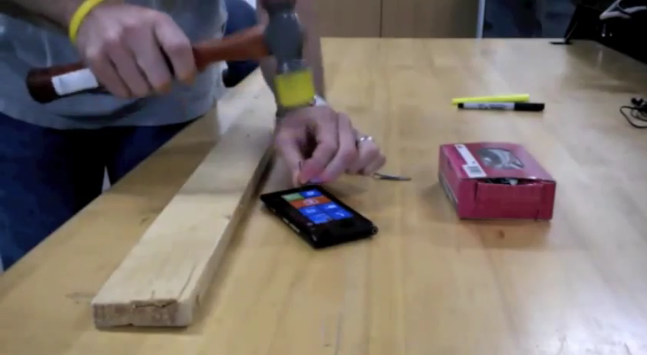 Nokia забила гвоздь своим смартфоном Lumia 900. Фото, видео 