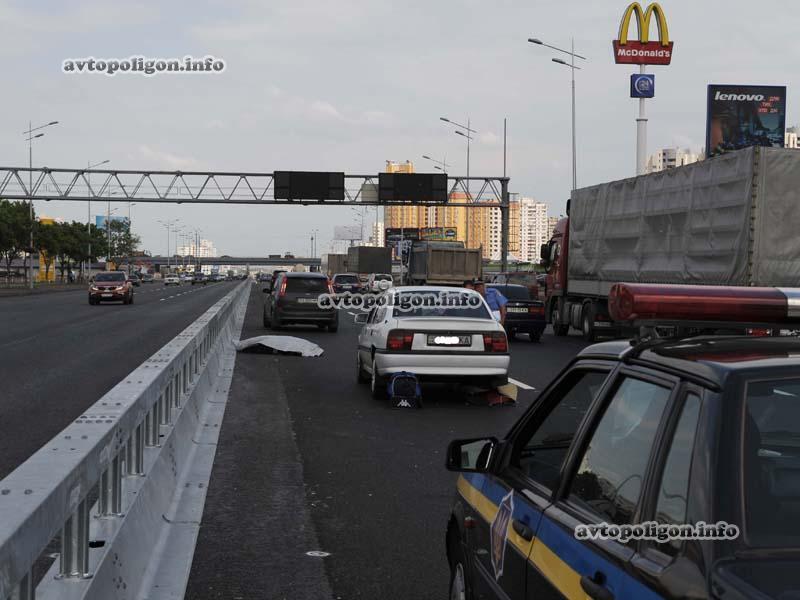 ДТП в Киеве: пешеход погиб, пытаясь перейти проспект Бажана 