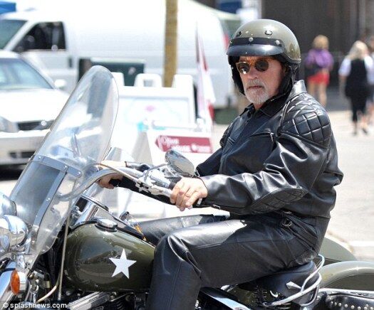"Терминатор" оброс бородой и снова сел на мотоцикл. Фото