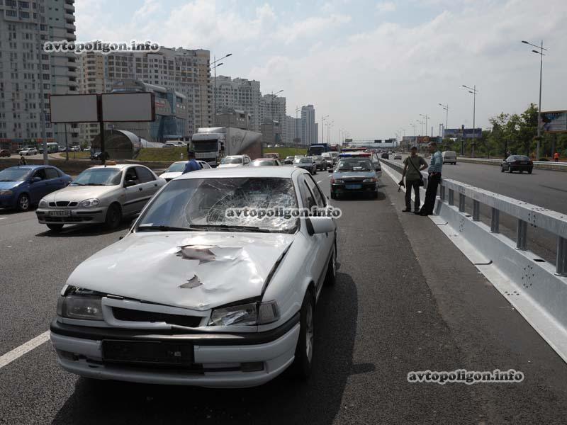 ДТП в Киеве: пешеход погиб, пытаясь перейти проспект Бажана 