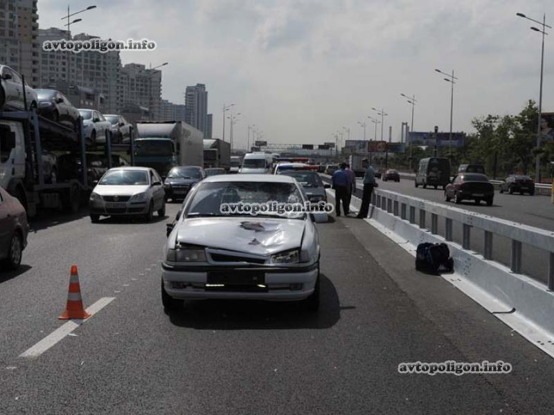 ДТП в Киеве: пешеход погиб, пытаясь перейти проспект Бажана 