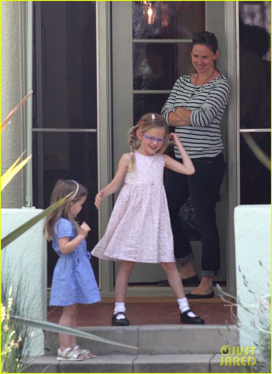 Гарнер заехала к друзьям за девочками. Фото