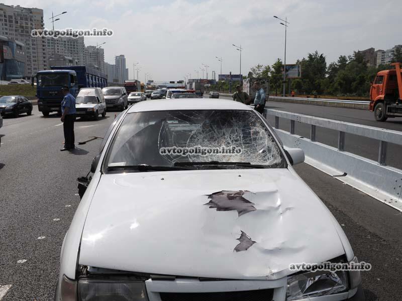ДТП в Киеве: пешеход погиб, пытаясь перейти проспект Бажана 