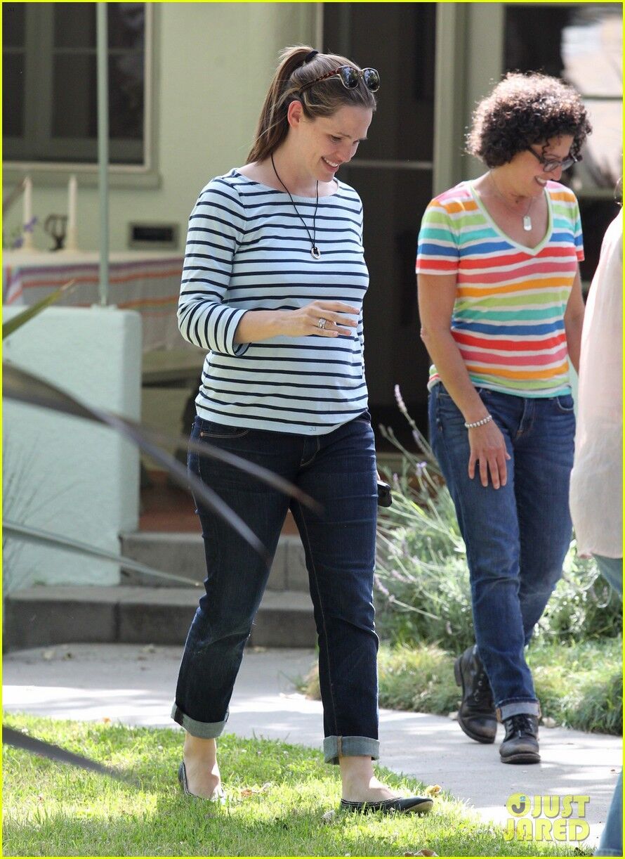 Гарнер заехала к друзьям за девочками. Фото