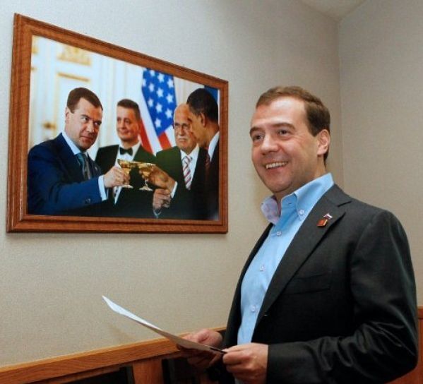 Вместо работы Медведев устроил себе фотосет