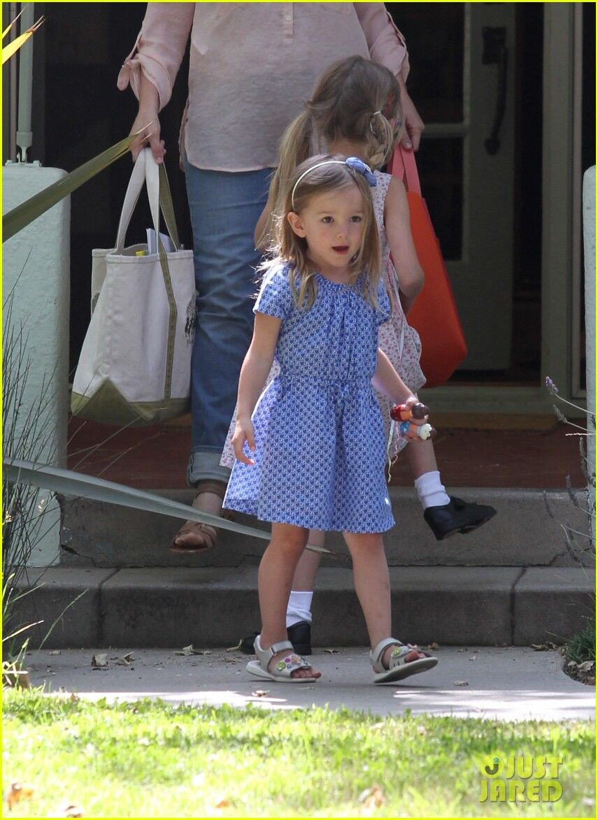 Гарнер заехала к друзьям за девочками. Фото