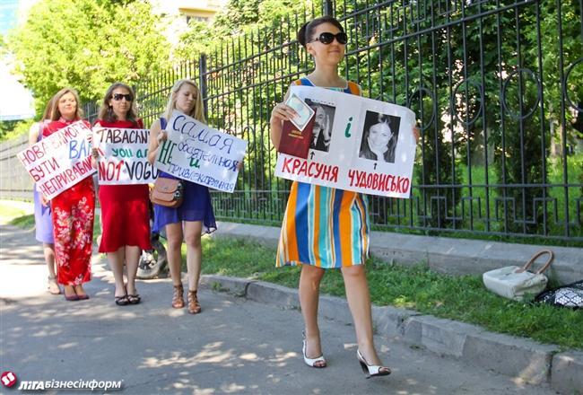 "Негарні аспірантки" влаштували Табачнику дефіле