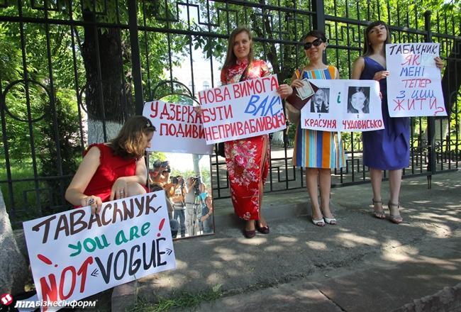 "Негарні аспірантки" влаштували Табачнику дефіле
