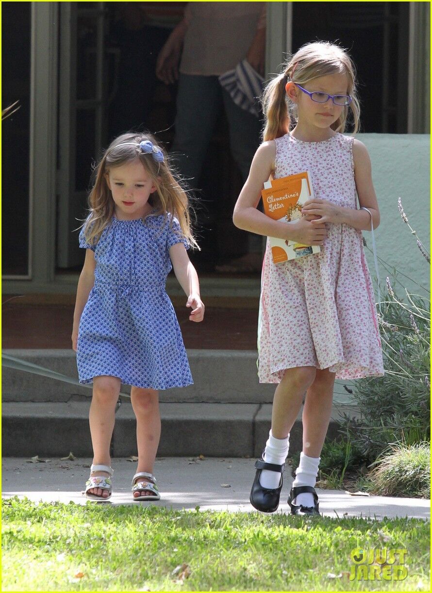 Гарнер заехала к друзьям за девочками. Фото