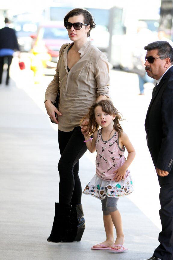 Йовович приготовилась к вылету. Фото