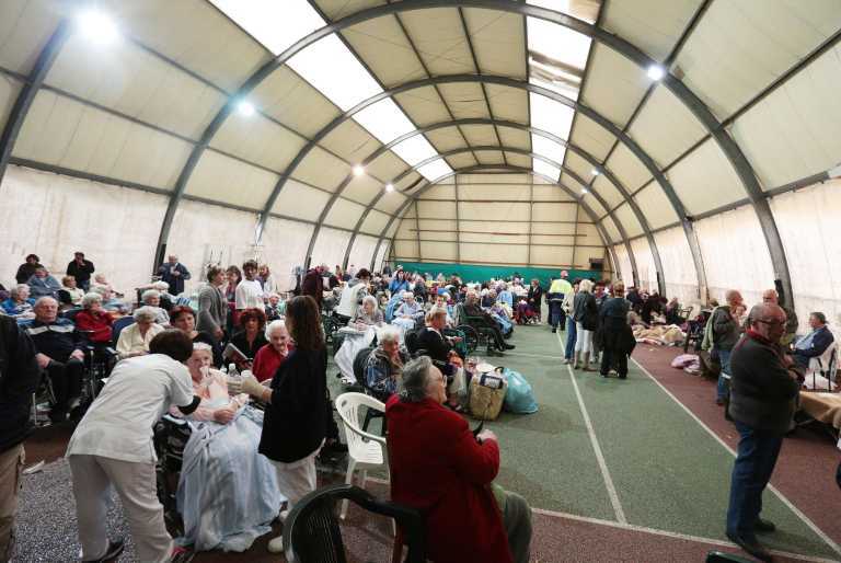 После землетрясения более 3 тыс. итальянцев переселились в палатки