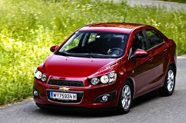 ЗАЗ теснят иномарки: рейтинг продаж машин за 4 месяца 2012 года. Фото