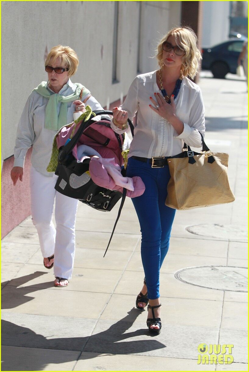 Кэтрин Хейгл носит дочь в корзинке.Фото