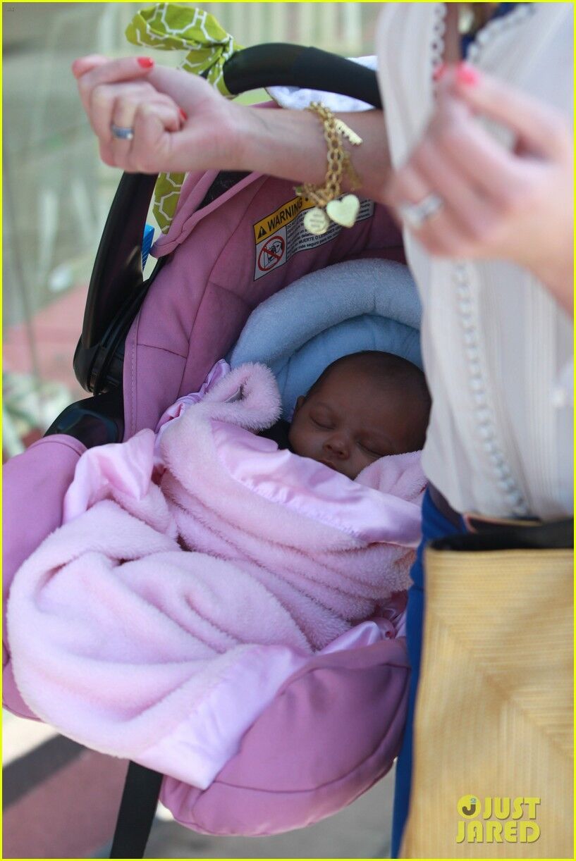 Кэтрин Хейгл носит дочь в корзинке.Фото