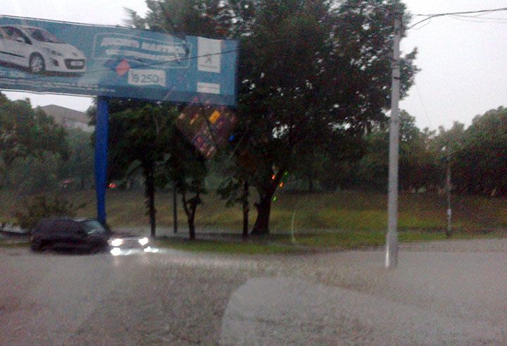 Донецьк залило дощами: місто фактично пішов під воду