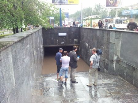 По дорогам в Донецке плавали на лодках. Фото. Видео  