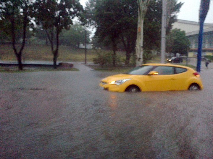 Донецк залило дождями: город фактически ушел под воду