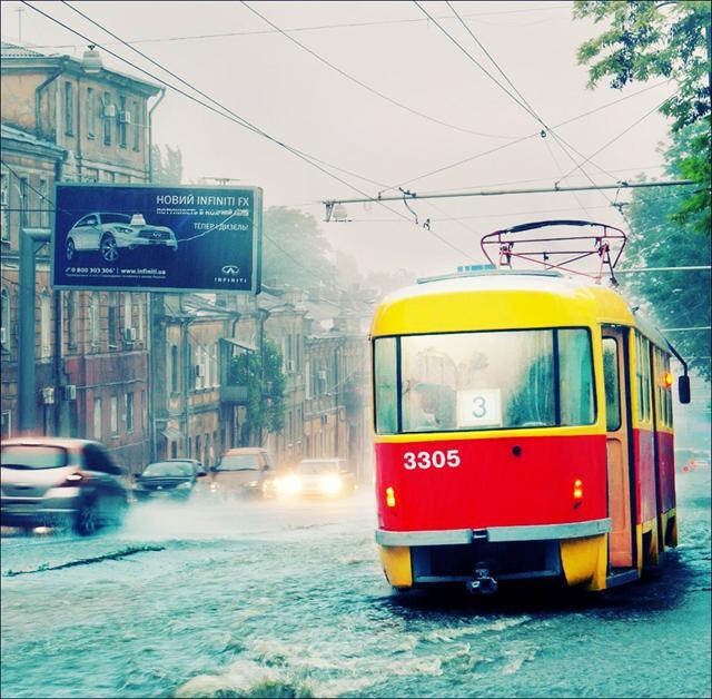 В Одессе по затопленным улицам плавали машины. Фото. Видео