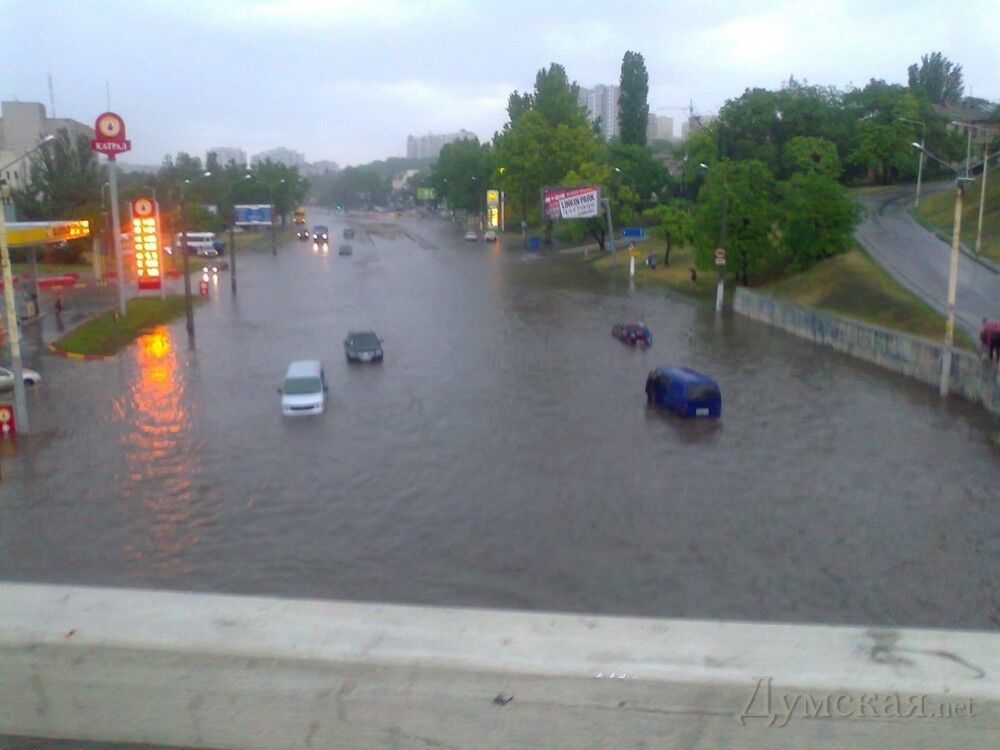 В Одессе по затопленным улицам плавали машины. Фото. Видео