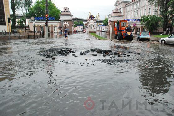 В Одессе по затопленным улицам плавали машины. Фото. Видео