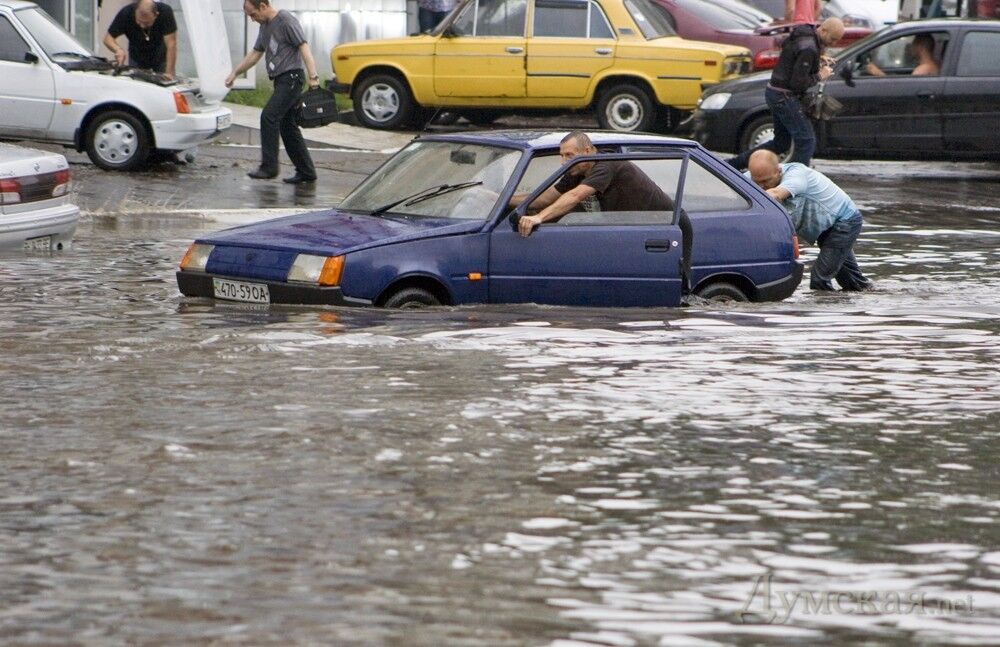 В Одессе по затопленным улицам плавали машины. Фото. Видео
