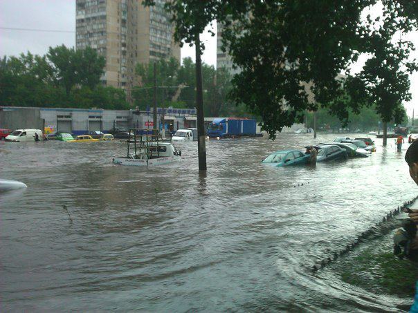 После потопа сотни одесских водителей ищут номера машин. Фото
