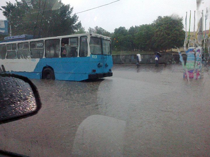 Донецк залило дождями: город фактически ушел под воду