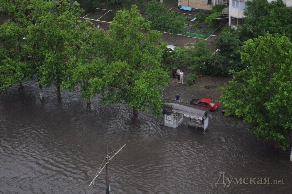 В Одессе по затопленным улицам плавали машины. Фото. Видео