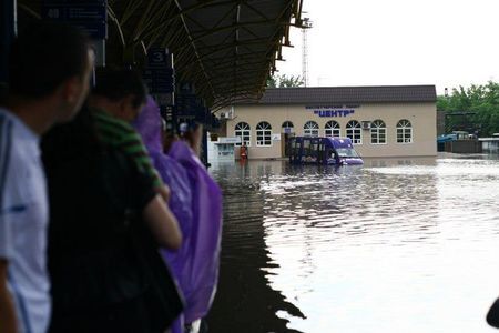 По дорогам в Донецке плавали на лодках. Фото. Видео  