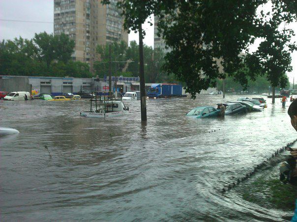 В Одессе по затопленным улицам плавали машины. Фото. Видео