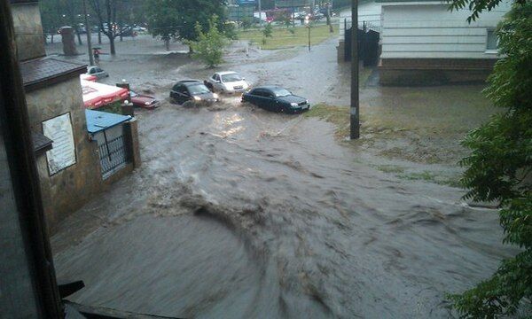 По дорогам в Донецке плавали на лодках. Фото. Видео  