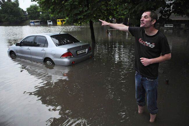 Донецк залило дождями: город фактически ушел под воду