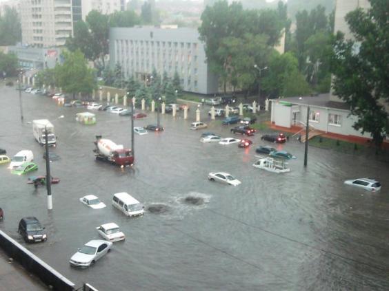 В Одессе по затопленным улицам плавали машины. Фото. Видео