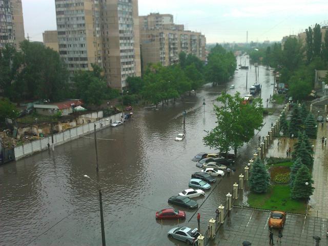 В Одессе по затопленным улицам плавали машины. Фото. Видео