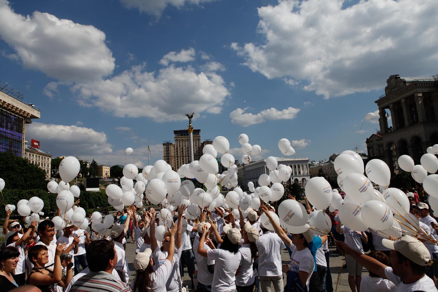 Партия Королевской в День Киева выпустила в небо 1530 шаров 