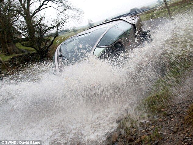 Идеально для украинских дорог: автомобиль-амфибия Scamander. Фото. Видео  