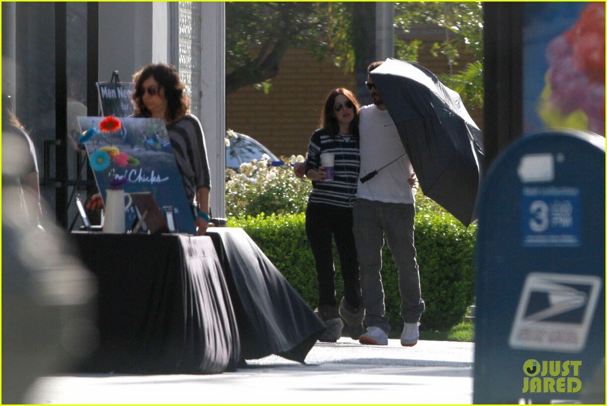 Остин Грин прикрывает Фокс зонтом. Фото