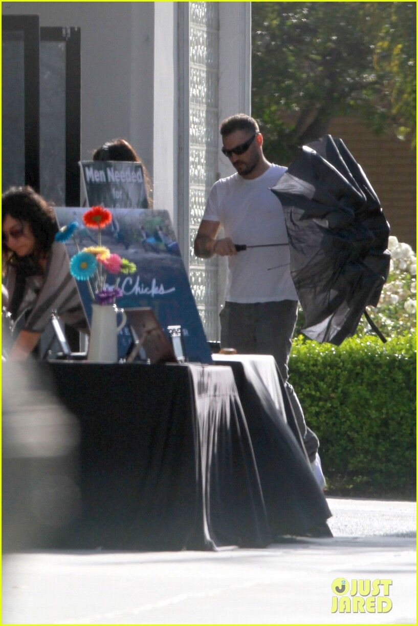 Остин Грин прикрывает Фокс зонтом. Фото