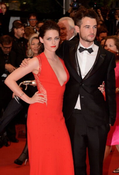 Кристен Стюарт в алом платье с убойным декольте