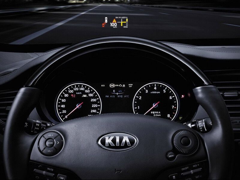 Конкурент "семерки" BMW от Kia вышел на большую дорогу. Фото