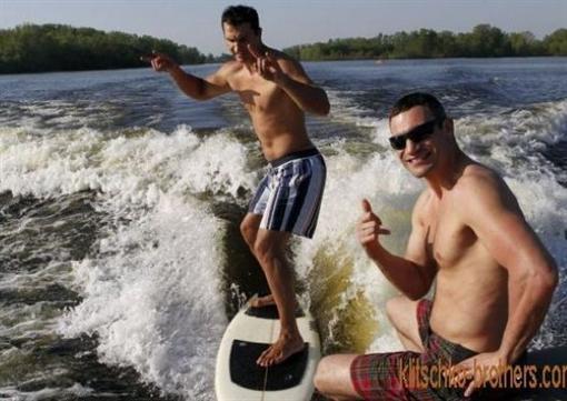 Братья Кличко провели "экстремальную маевку" в Киеве. Фото