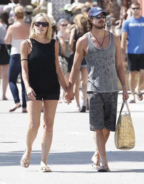 Женщина в возрасте и ее новый бойфренд Женщина в возрасте и ее новый бойфренд